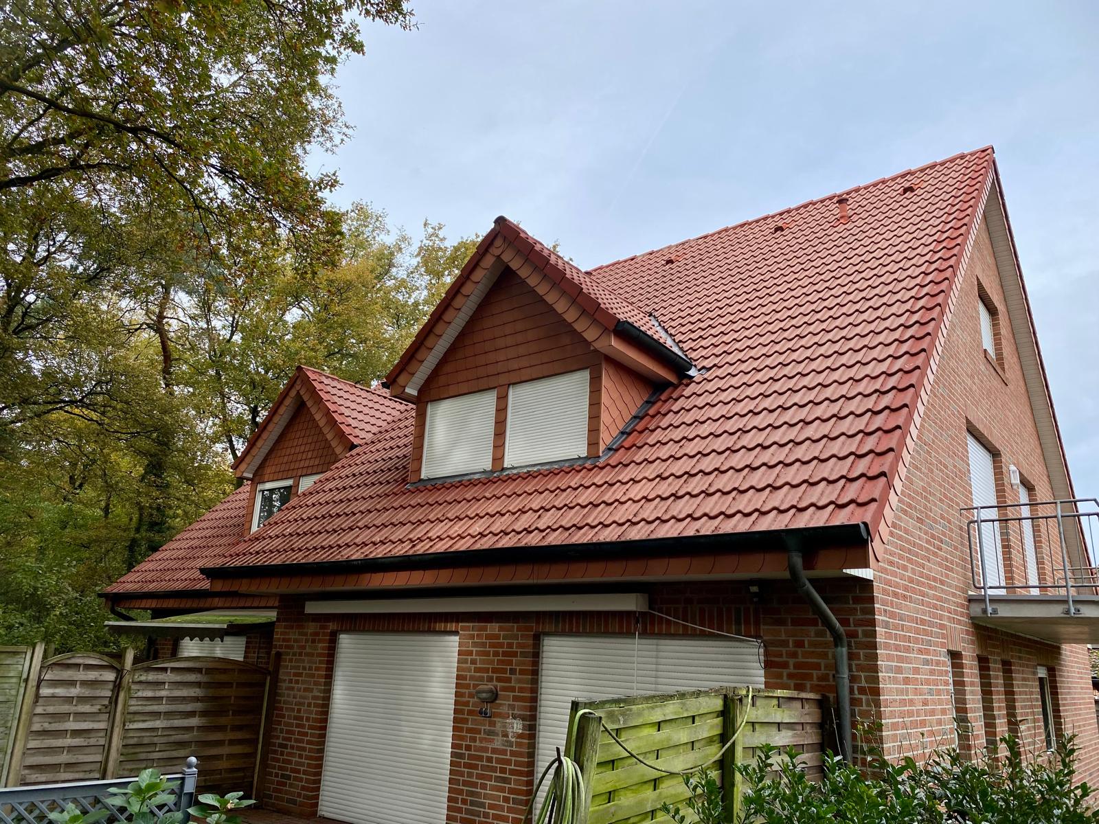 Dachreinigung Renkenberge Nachher: Das gereinigte Dach strahlt wieder in sauberem Glanz.